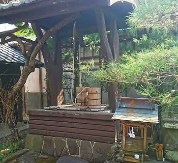 約150年水が沸き続けているつるべ井戸と氏神様。